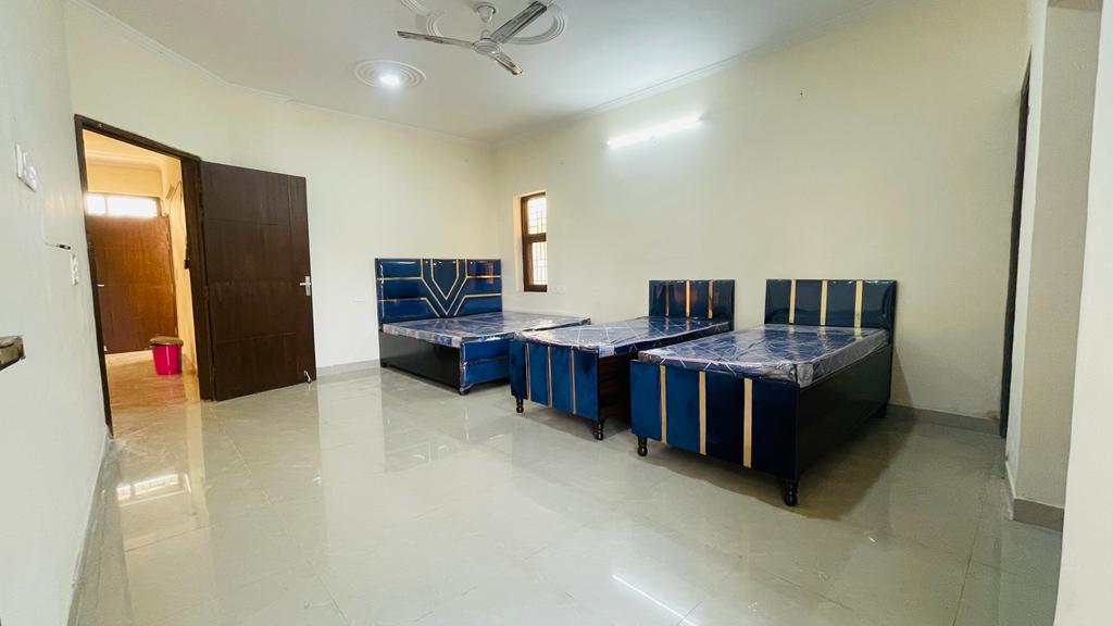 pg near pari chowk washroom